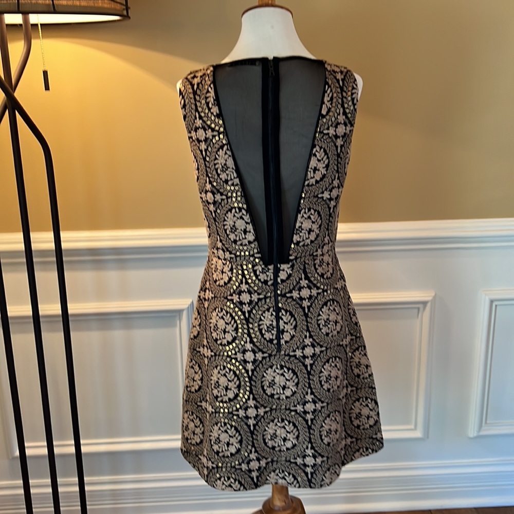 Alice + Olivia Whela Medallion Sleeveless Shift Dress - Picture 5 of 13